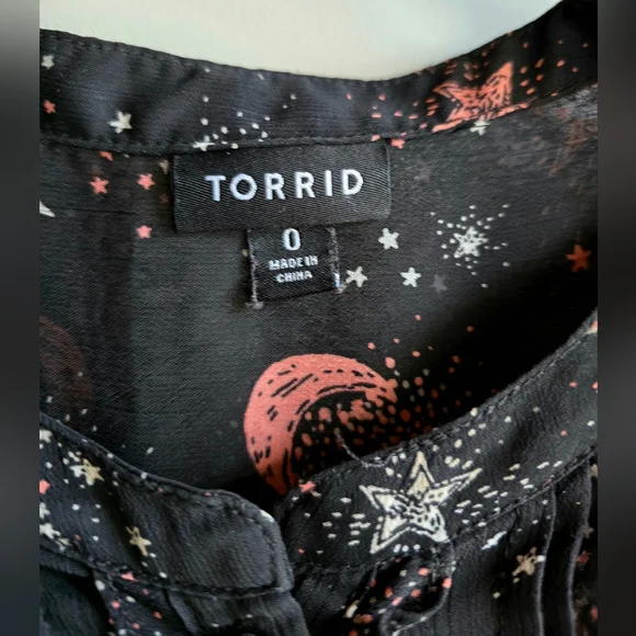 Torrid 0 Black Stars and Moon Print Chiffon Banded Top with Mandarin Collar- EUC - Picture 7 of 9